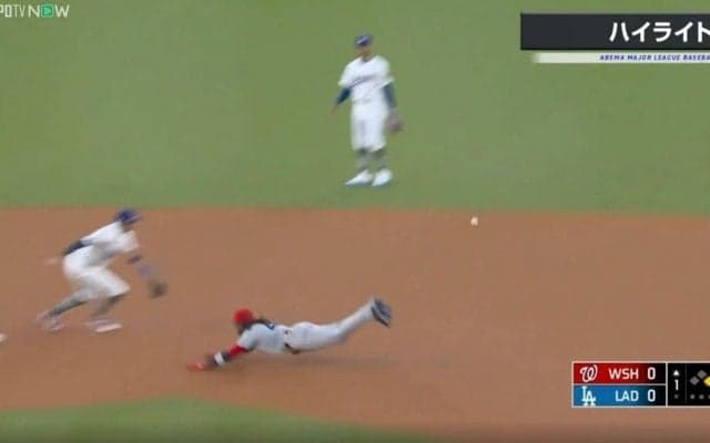 人間もヘルメットも飛んできた…！ 猛スピードからの空飛ぶ“激走ヘッドスライディング”がヤバすぎる　ドジャースを一球でビビらせた“身体能力お化け”の驚愕プレー