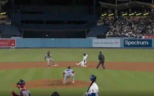 この場面で走るの…！？ 大谷翔平、やりたい放題でヤバすぎる　警戒されてるのに堂々と盗塁を決める瞬間　ファン騒然 「60盗塁いくな」「打てる周東w」