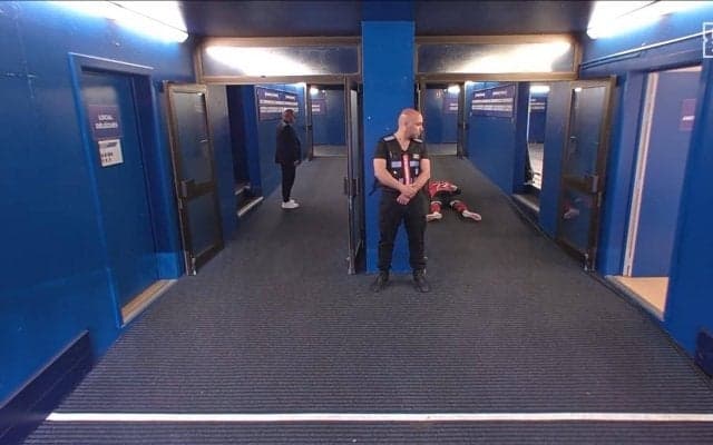 歩いてる途中にいきなりバタン！18歳の新人選手が突然床に倒れ伏した衝撃の瞬間　イエロー2枚で退場処分→ショックで膝から崩れ落ちそのまま伏臥、ファンは「こうやって強くなるんだ」「好きになりそう」とエール