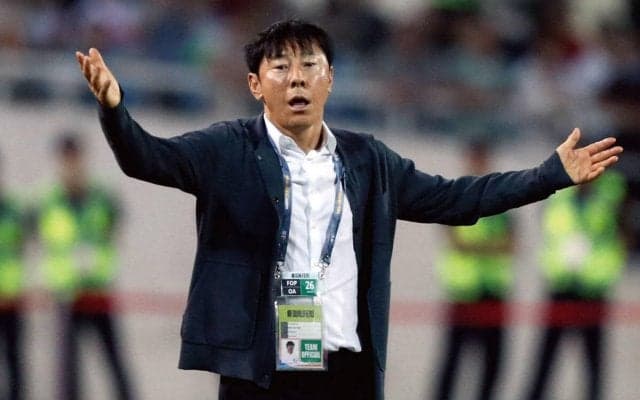 「コメディか？」五輪出場争うインドネシアのシン・テヨン監督が審判団に激怒、2人退場で初戦黒星