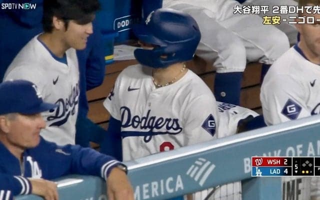 ドジャースの“陽気な同僚”に大谷翔平が“ニッコリ” ムードメーカーの一発を笑顔で称賛…仲の良さを象徴する瞬間が話題に
