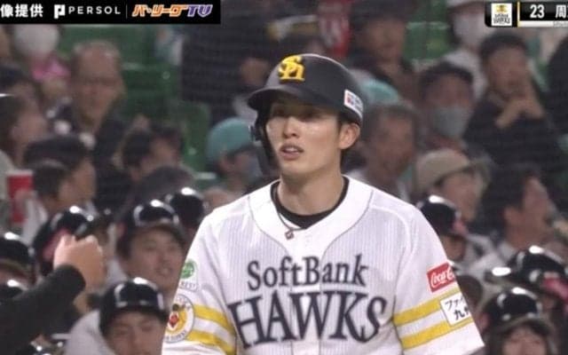 なんで、もうそこにいるんだ！？ “一塁でも得点圏” ソフトバンク・周東佑京がサードゴロ2本で“本塁帰還”する瞬間　異次元スピードの脚力がヤバすぎると話題に