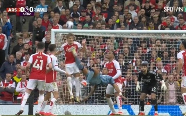 「嘘だろ」「大丈夫か？」華麗なオーバーヘッドシュートのはずが相手選手の胸に強烈キック直撃　ピッチに倒れこむ姿にスタジアム騒然「怪我しないでくれ」