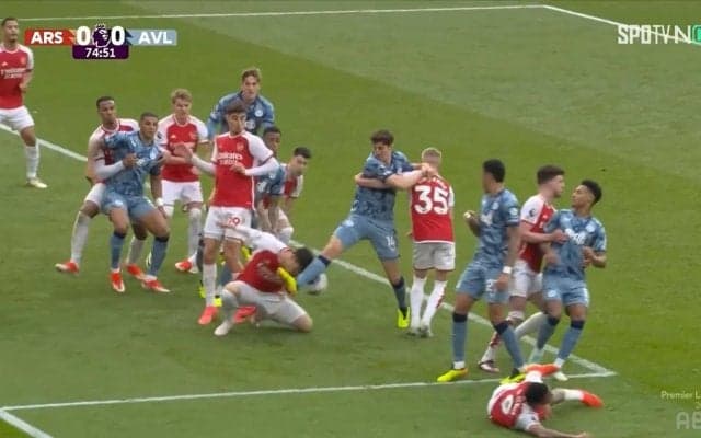 あぶねえ！冨安健洋が低すぎるヘディングクリアであわや顔面強打の瞬間　恐れ知らずの泥臭いプレーにファンは「気合入ってる」「大和魂」と称賛の嵐