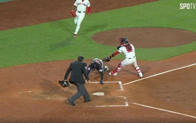 投手ブチギレ！ イチロー級の「忍者走塁」がヤバすぎると話題に　アウト判定が一転セーフに… ギリギリでタッチアウト回避したアクロバティックすぎる本塁生還が決まった瞬間　