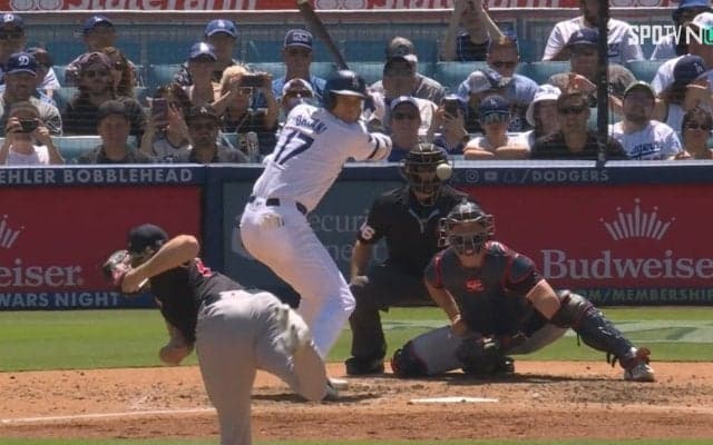 打ち始めたらフォームなんて関係ねえ！大谷翔平、体を半分折るような「変則打ち」でも打球は猛烈170キロオーバー