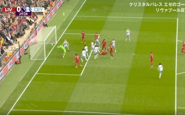 スタジアム騒然！ リバプール遠藤航があわやゴール未遂の瞬間　倒れ込みながら振り抜いた左足がクロスバー直撃 「決めたら神だった」「惜しすぎる！」
