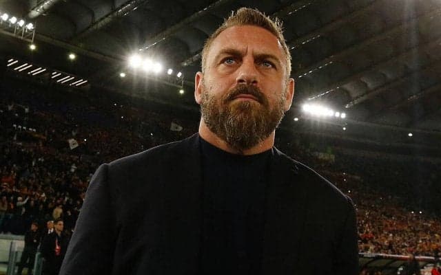 「少し心配も…」試合前に続投発表のデ・ロッシ監督、選手たちの奮闘を喜びつつも、無敗のレバークーゼンとの対戦に「彼らにとって難しくなるようにする」