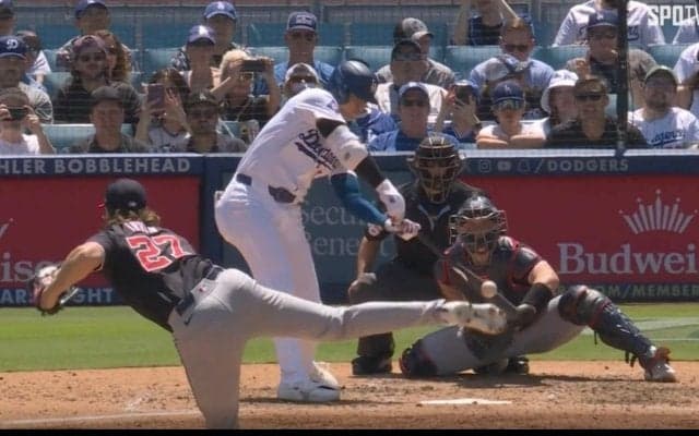 大谷翔平、一体どうなってるんだ…！？ 人間離れした“選球眼”がヤバすぎると話題に　ボールを打つギリギリまで見ている決定的瞬間 「ヒットならほぼ確実に打てる」「イチローかな？」