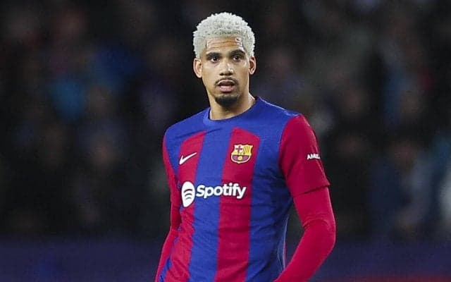 財政難のバルセロナを救うアラウホ売却案…会長は消極的も契約延長交渉が停滞