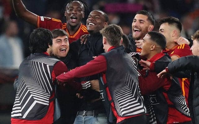 「とても美しい光景」「感動的だ」ELベスト4のローマがピッチで倒れたエンディカと勝利を分かち合うシーンが話題「これがチームだ」