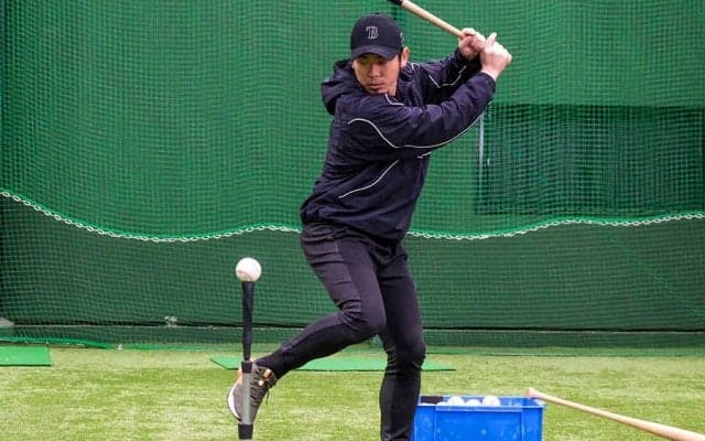 バットを振ってグラつく子、どう修正？　大阪桐蔭OB推奨…下方に意識向く“沈み込み”