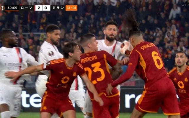 EL準々決勝で少年サッカーばりの珍プレー！ ３選手が“連続ハンド”したハチャメチャな一部始終「結局は誰のファウルw」「全員触ってるw」などの声