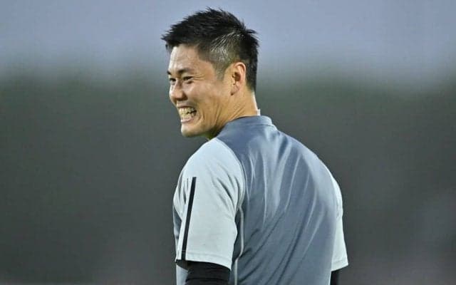 「いつ見てもいい写真」川島永嗣と長谷部誠の“機内スーツ＆肩組みユニ＆サンタ帽”のツーショットにファン感涙！「最高の心友」「素敵なお二人の笑顔が大好き」の声