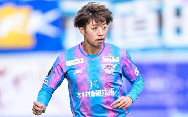 「ウイイレのメルテンスやん」J1鳥栖に所属する新進気鋭の21歳FWが「ゲームのようなドリブル突破」でアシスト！ 相手選手を置き去りにしてキュンと中に入る衝撃プレー