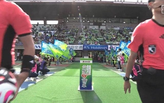 「どういうこと？」選手入場なのに誰も現れないまさかの珍事件！審判団だけのシュールな入場シーンに選手も動揺「どうする？」「誰もこないやん」