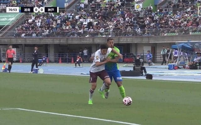 「神ディフェンスだ」「素晴らしすぎる」絶妙“間合い”で突破を阻止した好守備を元日本代表も絶賛、一方「肘入っとるやないか」「ファウルじゃないの？」ファンは意見分かれる