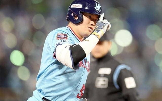村上宗隆、2試合ぶり4号で2冠浮上　打率トップ＆本塁打タイ…バックスリーンへ豪快弾