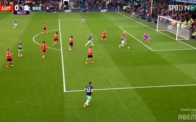 ルートン橋岡大樹がまたも失点関与…アシストを許した一部始終でどう動くべきだった？「詰め方とポジショニングが悪すぎる」「ハズレくじを引いた」ファンの意見は割れる