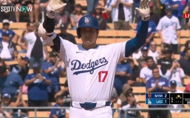 あざとかわいい大谷翔平 出塁時に毎回見せる“防具ぱくっ”の萌えシーン