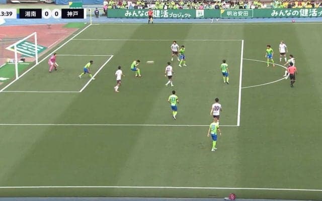 「かっけぇ！」爆速ミドルを逃げずに跳ね返す魂の“顔面ブロック”炸裂！後ろにふっ飛び大の字ノックアウトからのプレー復帰にスタジアムから拍手喝采「根性エグい」「不死身かよ」