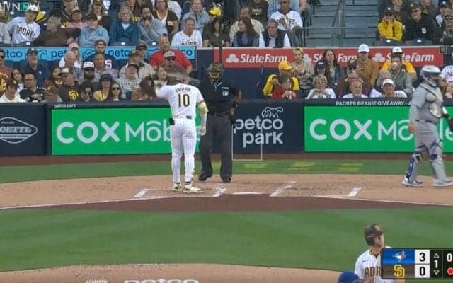 審判殴られるかと思った… “乱闘男”がブチギレ！際どい判定にバットを振りかざして激怒　監督も乱入、一瞬で2人連続退場する衝撃の瞬間 「そりゃキレるだろ」「ボールだろw」