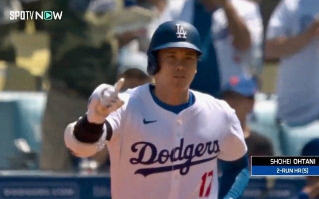 「新たな歴史の始まり」大谷翔平、松井氏超え176号弾で右手突き上げた！　カメラが捉えた大谷流ガッツポーズ…喜びが詰まった一瞬の仕草に反響