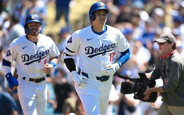 大谷翔平が作りだした芸術的瞬間　歴史的一打の裏に“三者三様”の構図「かっこよすぎる」