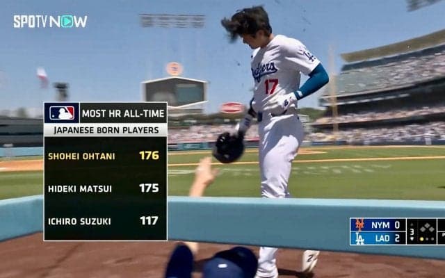 大谷翔平、メモリアルアーチで“ひまわりの種”シャワーに歓喜！ ベンチの同僚も祝福、ホームイン直後の手荒い歓迎に弾ける笑顔で“一発回答”