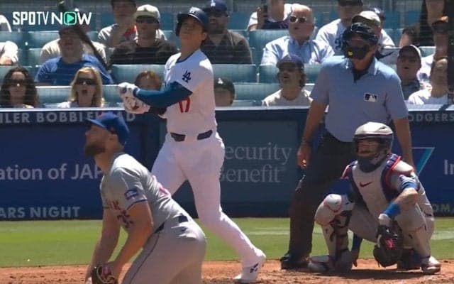 大谷翔平、衝撃弾に右翼手が“笑撃”リアクション！ 断固たる「確信歩かない」が何度見ても面白い