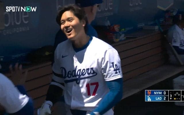 こんなに楽しそうな大谷翔平は… チームメイトとの良好な関係性がうかがえる一コマ 少々“手荒い”祝福にも満面の笑み