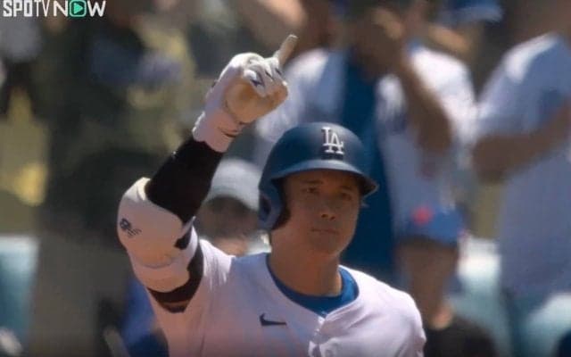 一体、何が起きた…！？ 大谷翔平、何かのメッセージか？ 特大アーチ後に一瞬だけ見せた“指差しポーズ”が話題に 「No.1だぞ？」「カッコ良すぎるだろ」