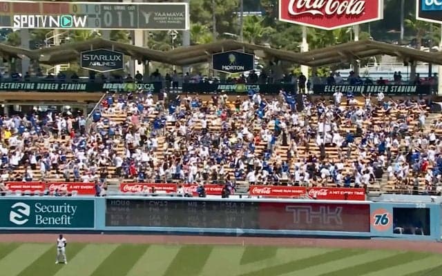 大谷翔平 “衝撃”176号HRにライトは一歩も動かず 「外野が一切追わない文句なしの一発！」歴史的快挙を象徴する瞬間が話題に