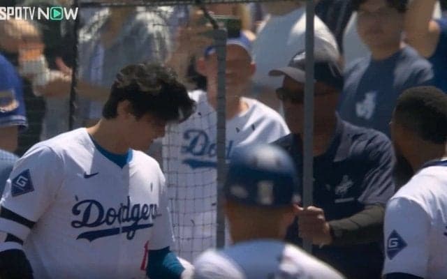 放送事故レベル！ 大谷翔平、ベンチ前でハプニング発生… チームメイトの“はしゃぎぶり”がヤバすぎると話題に　ファン騒然「どんなシチュエーション？」「髪サラサラｗ」