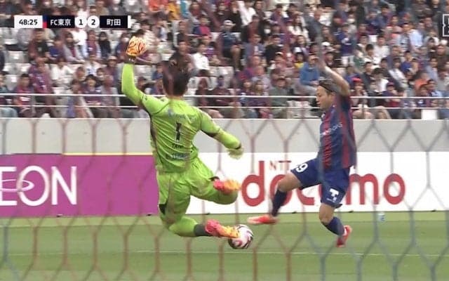 「連続DOGSO回避」町田の守護神・谷晃生が“勇気ある飛び出し”でチームを救った瞬間　あわやファウルの紙一重プレーに「ナイス飛び出し」「すげえ判断力」