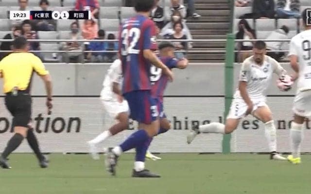 「完全なハンド」「これちがうだろ？」胸からの跳ね返りが広げた手に当たる“アンラッキー”ハンドにファンの意見真っ二つの瞬間　元日本代表DFは「バランスが難しい」と見解