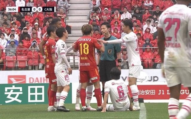 「なんで試合を止めるんだ！」選手と審判が接触して試合がストップ 攻撃チャンスでプレーを止められ選手が抗議、スタジアム大ブーイングの瞬間