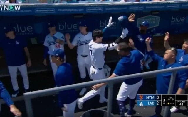 大谷翔平に一体、何が起きたのか…？ 特大アーチ後のベンチの様子がヤバすぎると話題に　みんなから愛されてる“ほっこりシーン” 「泣けるな」「こっちまで嬉しくなる」