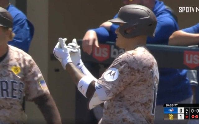 一体、何のメッセージなのか…！？ “MLBの悪童”が相手の痛恨エラー後に見せた“ポーズ”がヤバすぎると話題に　ファン騒然 「さすがにあかんｗ」「金数えてるポーズにしか見えない」