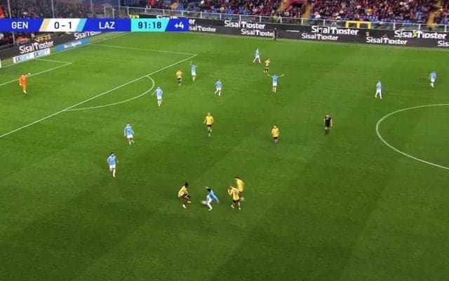 敵が３人いても関係ねえ！ 鎌田大地が「マジで上手い！」“圧巻キープ”を披露！ 29試合ぶりアシスト記録の日本代表MFがテクニックとボディーバランスを見せつけた瞬間