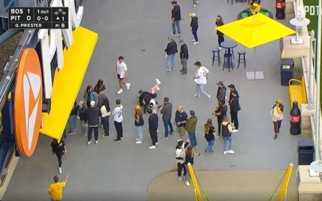 一体、何が起こった…？ 歩いてたら目の前にホームランボールがまさかの着弾！ “場外乱闘”が発生した瞬間　場外弾をめぐってファン同士のバトル勃発