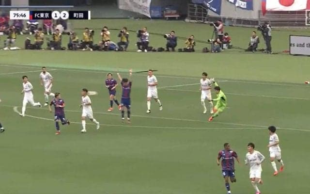 「暴れすぎだろ」「何やってんだ！」町田GK・谷晃生がチームメートの後頭部を直撃する強烈パントキックを発射！跳ね返り弾が自身のゴールを脅かすあわやの珍場面に「なんだこのギャグｗ」「笑い止まらん」