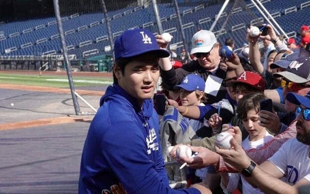大谷翔平が敵地で“神対応”　176HR達成後初…3分間のサイン会に子どもたち大喜び