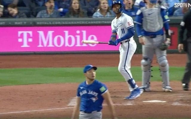 放送事故レベル！ 菊池雄星、バットを叩きつけられる　ヤバすぎるホームラン“確信歩き”が話題に 「え？なんで？w」「怖すぎるな」