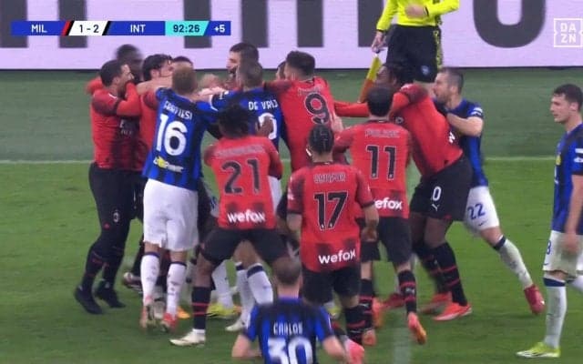 「何やってんだコラッ！」ミラノ・ダービーで“ガチ喧嘩”が勃発！ 取っ組み合いの乱闘→２人にレッドカードが出た一部始終「両成敗か」「いい加減にしろ」