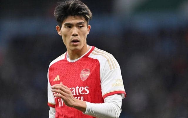 「酷いチャレンジ」「なぜまだピッチに？」 冨安健洋への悪質なチャージ、足首踏みつけもお咎めなしのチェルシーFWにレジェンドたちも疑問「信じられない」「レッドカードだ」