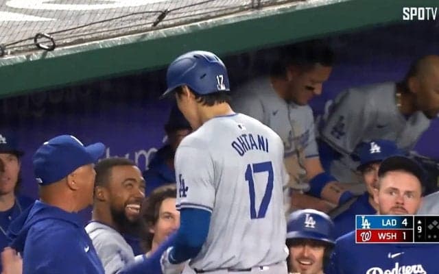 ロバーツ監督が大谷翔平に…衝撃弾に「お口あんぐり」笑撃の瞬間 隣のチームメイトはドン引き「不条理だよ。馬鹿げてる」