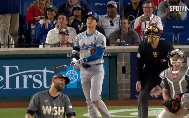 こんな大谷翔平はあまり見たことない…喜びすぎて“謎”のジグザグ走行 歓喜の大谷をチームメイトが最高の笑顔でお出迎え