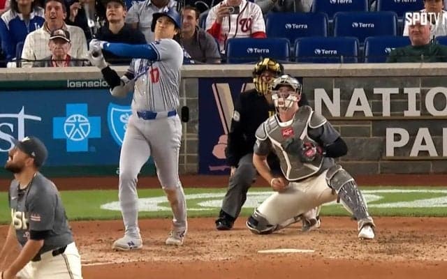 あんなロバーツ監督見たことない…大谷翔平の特大弾にたまらず破顔した瞬間 「こっちまで嬉しくなる」ギャップにファンも驚き