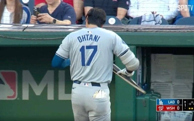 大谷翔平は一体、何をしているのか…！？ 折れたバットへの対応がヤバすぎると話題に　ファン注目「スポーツ選手の鑑」「聖人すぎるな」